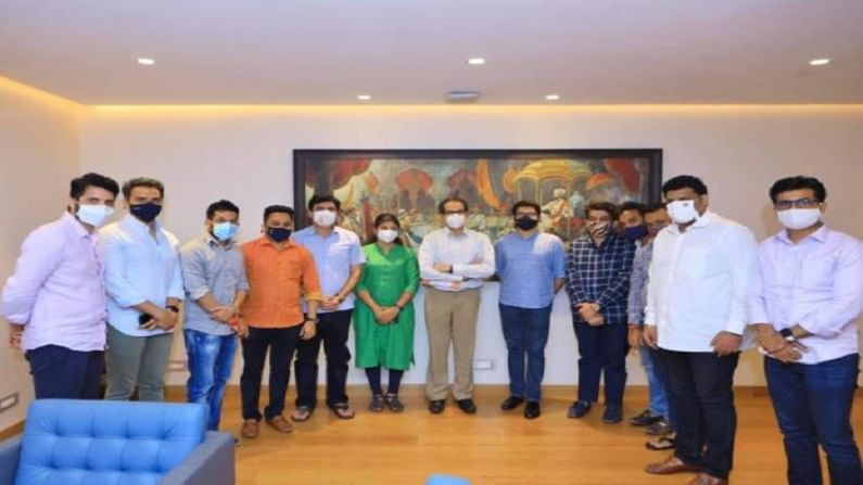 शाब्बास पठ्ठ्यांनो! राणेंच्या बंगल्याबाहेर जाऊन ताकद दाखवणाऱ्या युवासैनिकांना उद्धव ठाकरेंची शाबासकी शाब्बास पठ्ठ्यांनो! राणेंच्या बंगल्याबाहेर जाऊन ताकद दाखवणाऱ्या युवासैनिकांना उद्धव ठाकरेंची शाबासकी