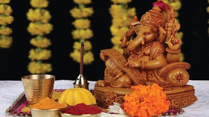 Ganesh Chaturthi 2021 : गणपती बाप्पाची पूजा करताना 'ही' आरती नक्की म्हणा