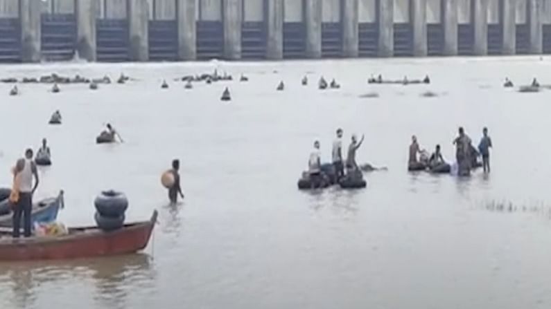 VIDEO : हातनूर धरणाच्या प्रकाशा बॅरेजचे दरवाजे बंद, आता तापी नदीपात्रात मासेमारीसाठी मोठी गर्दी