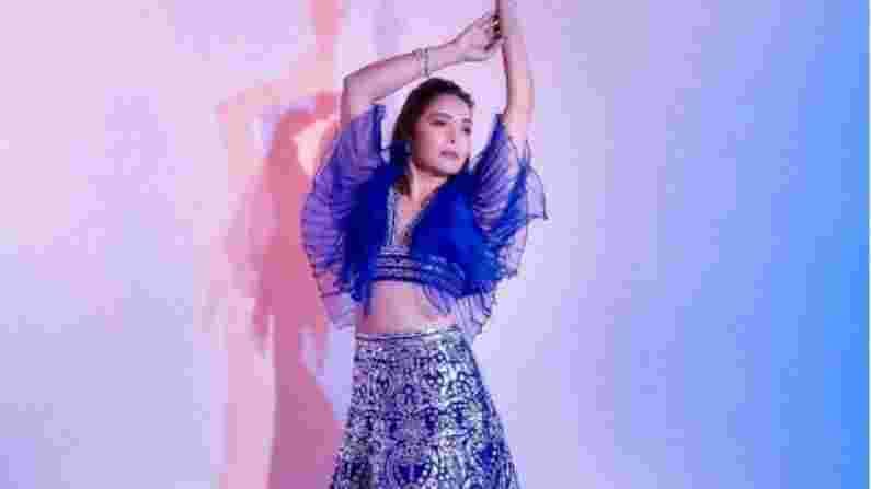 या लेहेंगामध्ये हेवी एम्ब्रॉयडरी, मोटिफ आणि मिरर वर्क केले असून बेस प्लेन ठेवण्यात आला आहे. या लेहेंगामध्ये माधुरी खूप सुंदर दिसत आहे. तिने या लेहेंगामध्ये अनेक पोज दिल्या आहेत.