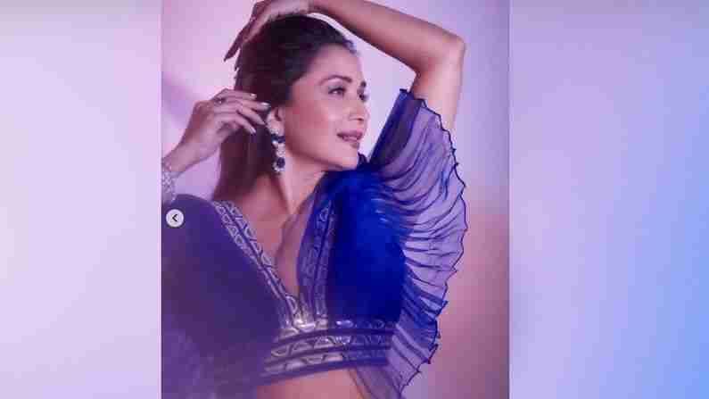 अभिनेत्रीने तिच्या ड्रेससह ग्लॅम मेकअप केला असून स्लीक आयलाइनर, रोझी आयशॅडो, लाल लिपस्टिक आणि केस मोकळे सोडले आहेत.