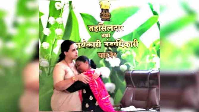 रडने का नही, भिडने का, चित्रा वाघ पारनेरच्या महिला तहसिलदारांच्या भेटीला