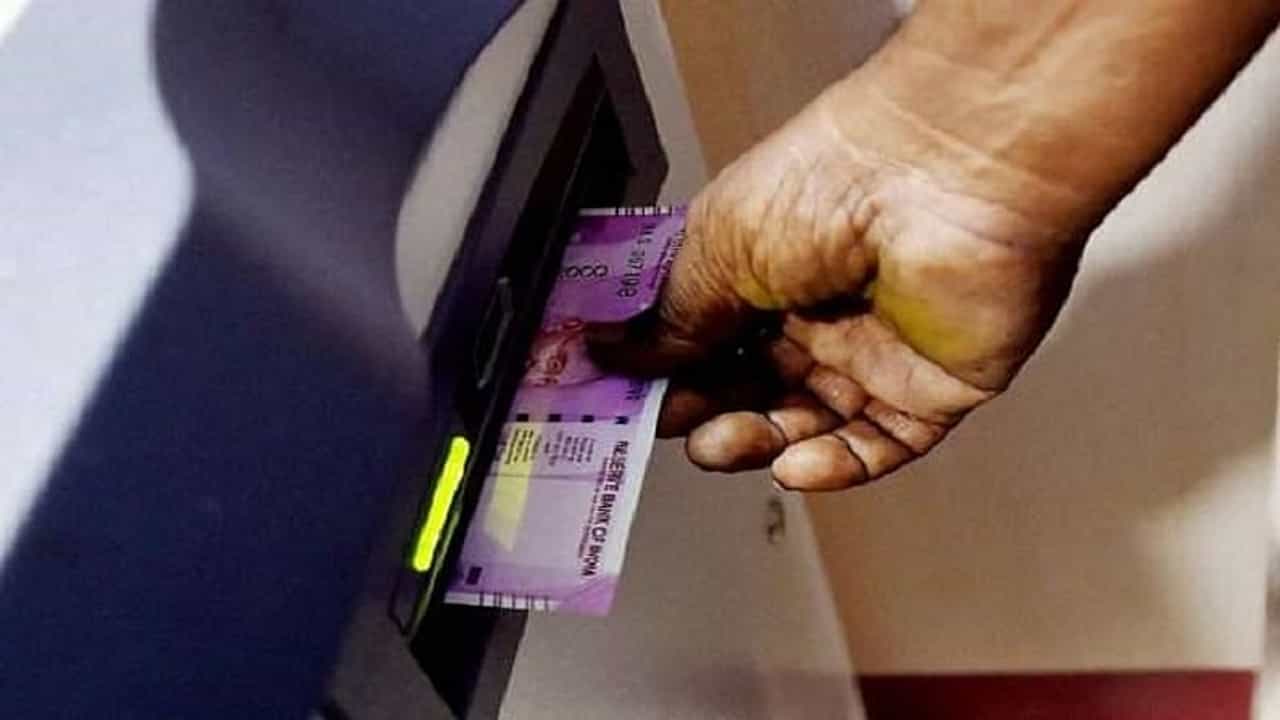 ATM मधून फाटलेली नोट बाहेर आली तर काय कराल?