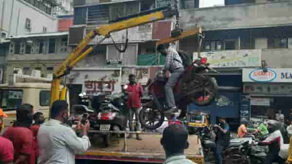 दुचाकीस्वाराला बाईकसकट उचलून टोईंग व्हॅनमध्ये भरणं अंगलट, पोलीस निरीक्षकाबाबत हे आदेश