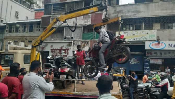 दुचाकीस्वाराला बाईकसकट उचलून टोईंग व्हॅनमध्ये भरणं अंगलट, पोलीस निरीक्षकाबाबत हे आदेश