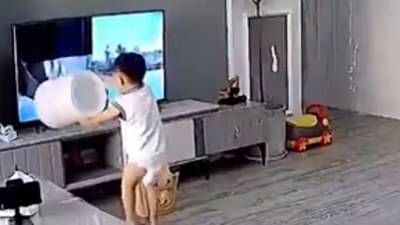 Video | छोट्याशा मुलाची अजब करामत, सुपरहिरोची नक्कल करताना फोडला टीव्ही, मजेदार व्हिडीओ व्हायरल