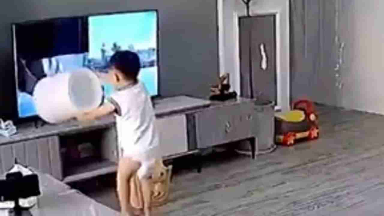 Video | छोट्याशा मुलाची अजब करामत, सुपरहिरोची नक्कल करताना फोडला टीव्ही, मजेदार व्हिडीओ व्हायरल