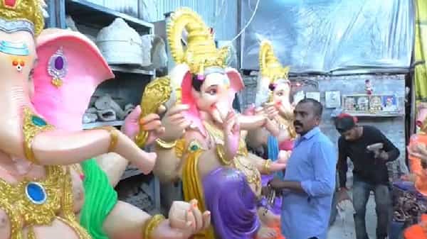कोरोनामुळे गणेशोत्सवात श्रींच्या मूर्तीच्या उंचीवर बंधने आहेत, त्यामुळे मुर्तिकार मोठया अडचणीत सापडले आहेत.