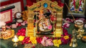 Janmashtami Decoration Ideas : जन्माष्टमीला देवघर सजवण्यासाठी 5 सोप्या आयडियाज!