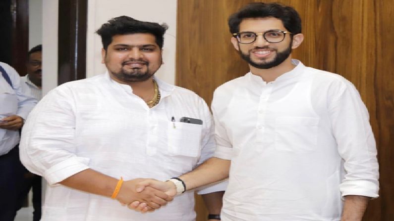 राणेंच्या घराबाहेर जाऊन ताकद दाखवली, आधी उद्धव ठाकरेंकडून शाबासकी, आता आदित्य ठाकरेंकडून मोठं बक्षीस राणेंच्या घराबाहेर जाऊन ताकद दाखवली, आधी उद्धव ठाकरेंकडून शाबासकी, आता आदित्य ठाकरेंकडून मोठं बक्षीस
