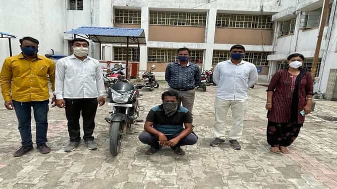 चेक सोडवण्याची बतावणी करुन महिलेला फसवले, दागिने पळवणाऱ्या भामट्याला बेड्या