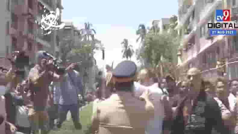 Video | नारायण राणे यांच्या घराबाहेर राडा, आदित्य ठाकरेंकडून बक्षीस, कोण आहे मोहसीन शेख ? Video | नारायण राणे यांच्या घराबाहेर राडा, आदित्य ठाकरेंकडून बक्षीस, कोण आहे मोहसीन शेख ?