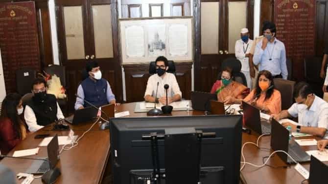 हीच ती वेळ, दिरंगाई झाल्यास दशकभरात मुंबईत राहणं मुश्किल होईल, आदित्य ठाकरेंचा इशारा