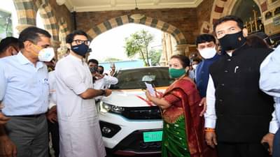 मुंबई मनपाच्या ताफ्यात 5 नवी इलेक्ट्रिक वाहनं, स्वच्छ मुंबईसाठी आदित्य ठाकरेंच्या उपस्थितीत व्हिजन-2030 ऑनलाईन सर्वेक्षण सुरु