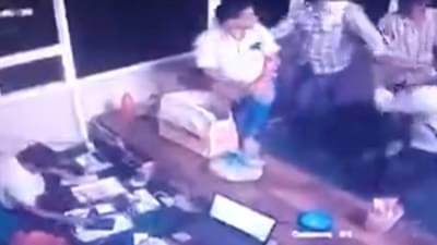 अवघ्या काही सेकंदात दुकानातून 7 लाख लंपास केले, लुटमारीचा थरारक व्हीडिओ व्हायरल