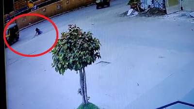 रिक्षात बसल्यावर चालकाचे बदलले हावभाव, छेडछाडीच्या भीतीने तरुणीने धावत्या रिक्षातून मारली उडी