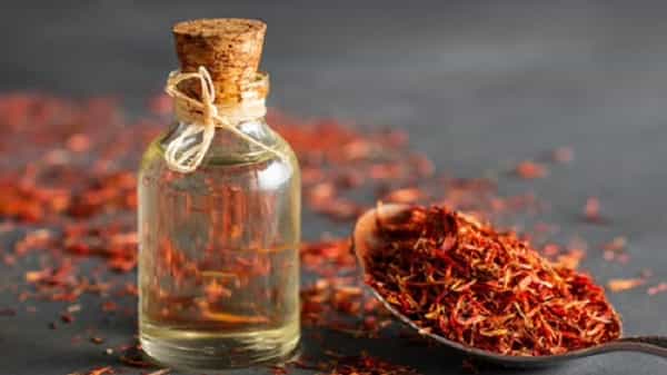 मुरुमांवर उपचार करते - चमकदार त्वचेसाठी घरगुती उपाय केले पाहिजेत. केशर तेलाचे बॅक्टेरियाविरोधी आणि एक्सफोलियंट गुणधर्म मुरुम दूर करण्यास मदत करतात. हे पुरळ डाग आणि मुरूमाशी लढण्यास देखील मदत करतात.