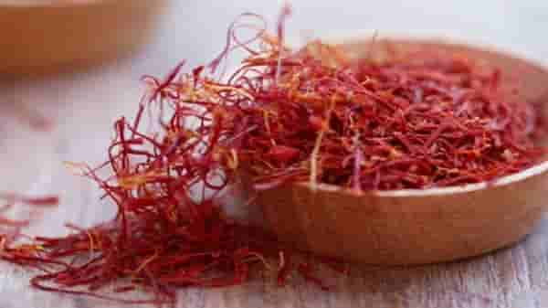 Saffron Remedies : केशरच्या या उपायाने चमकेल तुमचे भाग्य, प्रलंबित कामे होतील पूर्ण