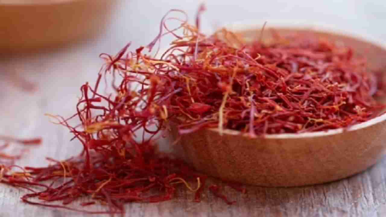 Saffron Remedies : केशरच्या या उपायाने चमकेल तुमचे भाग्य, प्रलंबित कामे होतील पूर्ण
