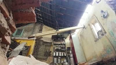 पिंपरीत थरार, ढिगाऱ्याखालून मुलीला वाचवलं, जवानांना खांद्यावर घेऊन जल्लोष