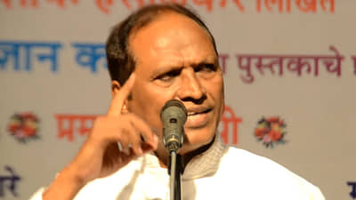 विष्णू शिंदे : वंचित कलावंतांच्या मानधनासाठी झटणारा गायक!