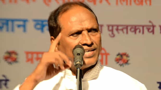 विष्णू शिंदे : वंचित कलावंतांच्या मानधनासाठी झटणारा गायक!