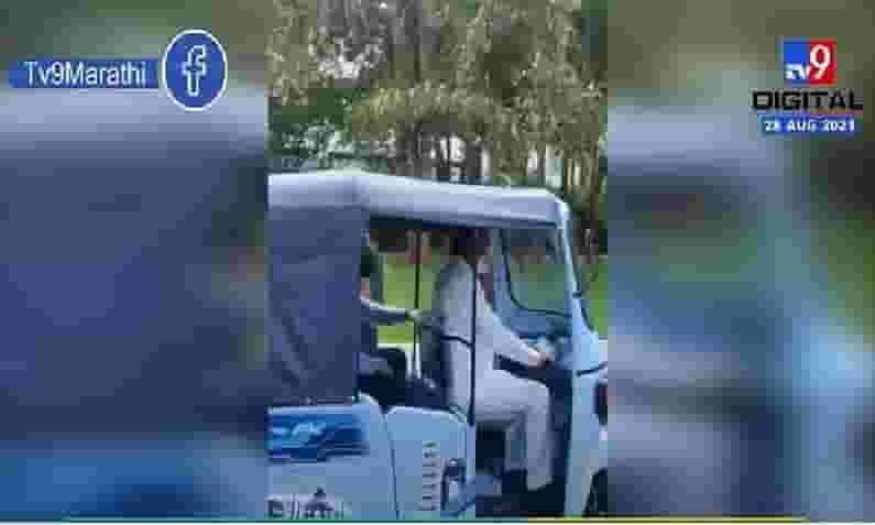Pune | अजितदादा सुस्साट.. इलेक्ट्रिक रिक्षा चालवत उपमुख्यमंत्री अजित पवार यांची सफर