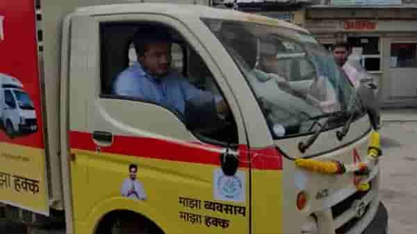Video : अजितदादांनी इलेक्ट्रिक रिक्षा चालवली, रोहित पवारांनी टेम्पोचं स्टेअरिंग हाती घेतलं!