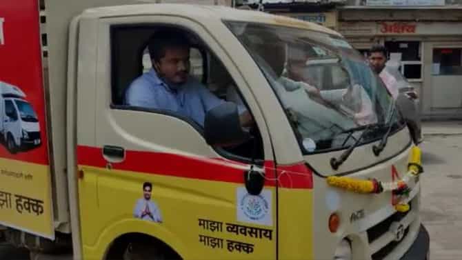 Video : अजितदादांनी इलेक्ट्रिक रिक्षा चालवली, रोहित पवारांनी टेम्पोचं स्टेअरिंग हाती घेतलं!