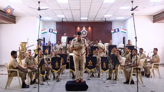 Video | मुंबई पोलिसांच्या बँड पथकाची न्यारी बात न्याराच थाट ! जेम्स बॉन्डच्या थीमवर गजब सादरीकरण