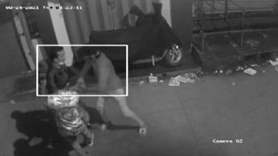 पादचाऱ्याचा मोबाईल हिसकावला, मुंबईतील कुप्रसिद्ध मोबाईल चोराला अखेर बेड्या