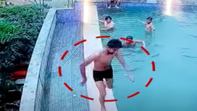 Video: चार दोस्तांची स्विमिंग पूलमध्ये मस्ती, एकाचा पाय सटकला आणि थेट चौथ्या मजल्यावरून खाली कोसळला, घटनेचा थरकाप उडवणारा व्हिडीओ