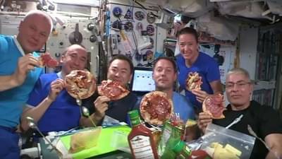 VIDEO: हवेत तरंगणारा पिझ्झा, अंतरावीरांच्या फ्लोटिंग पिझ्झा पार्टीचा हा व्हीडिओ पाहिलात का?