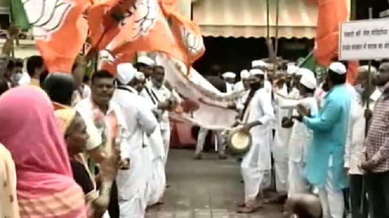 टल्ली लोक चालतात, तल्लीन भक्त नको? मंदिरं उघडण्यासाठी भाजप आक्रमक टल्ली लोक चालतात, तल्लीन भक्त नको? मंदिरं उघडण्यासाठी भाजप आक्रमक