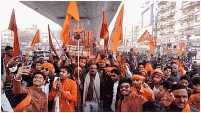 बजरंग दलाने कामसूत्र पेटवलं, गुजरातमध्ये आक्रमक पवित्रा, कारण काय?