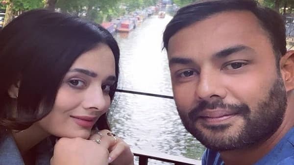 भारताचा अष्टपैलू क्रिकेटपटू स्टुअर्ट बिन्नीने (Stuart Binny) सोमवारी (30 ऑगस्ट)
सर्व प्रकारच्या क्रिकेटमधून
निवृत्ती घेतली आहे. भारताकडून एकदिवसीय सामन्यात केवळ 4 धावा देत 6 विकेट पटकावणारा एकमेव
गोलंदाज असणारा बिन्नी आता पुन्हा भारतीय संघातून खेळताना दिसणार नाही. दरम्यान बिन्नीच्या या सुंदर
रेकॉर्डप्रमाणेच त्याची लव्ह स्टोरीही तितकीच सुंदर आहे. बिन्नीने स्पोर्ट्स अँकर मयंती लांगरशी 9 वर्षांपूर्वी लग्न केलं होतं. (सौजन्य - स्टुवर्ट बिन्नी इन्स्टाग्राम)