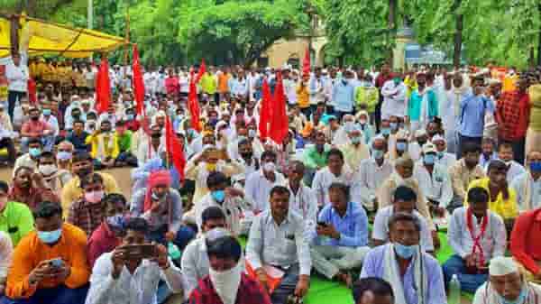 विमा कंपन्यांचा आडमुठेपणा, 2020 मधील पीक विम्याचा लाभ अद्यापही नाही, हजारो शेतकऱ्यांचा पुण्यात भव्य मोर्चा