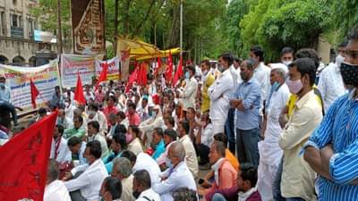 पीक विमाप्रश्नी पुणे कृषी आयुक्त कार्यालयावर किसान सभेचा मोर्चा, 1 सप्टेंबरला कृषीमंत्र्यांसोबत बैठक