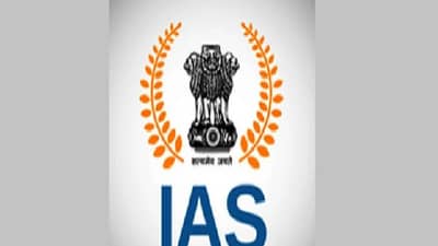 IAS अधिकाऱ्यावर भाज्या विकण्याची वेळ, सगळं सोडून रस्त्यावर बसला, त्या एका फोटोमुळे चर्चांना उधाण