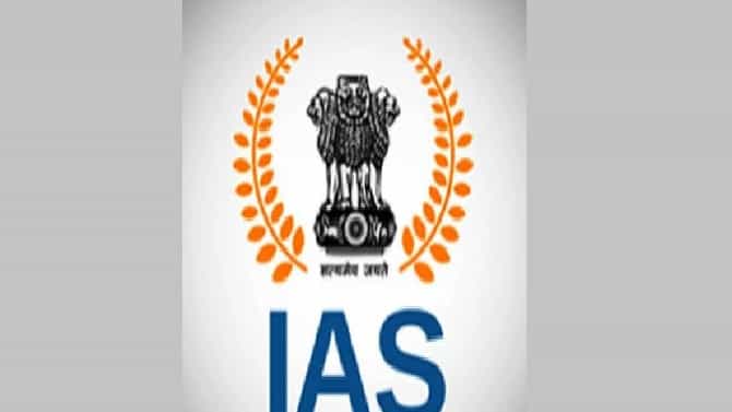 IAS अधिकाऱ्यावर भाज्या विकण्याची वेळ, सगळं सोडून रस्त्यावर बसला, त्या एका फोटोमुळे चर्चांना उधाण