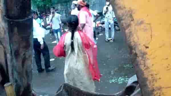 मोठी घटना ! ठाण्यात सहाय्यक पालिका आयुक्तांवर फेरीवाल्याचा हल्ला, दोन बोटे तुटली, फेरीवाल्यांची गुंडगिरी पुन्हा चव्हाट्यावर