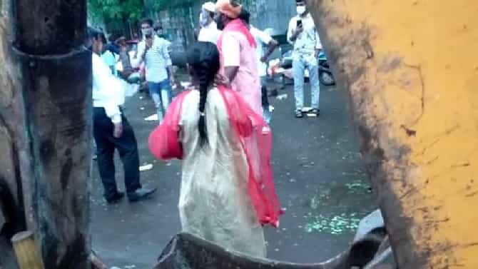 मोठी घटना ! ठाण्यात सहाय्यक पालिका आयुक्तांवर फेरीवाल्याचा हल्ला, दोन बोटे तुटली, फेरीवाल्यांची गुंडगिरी पुन्हा चव्हाट्यावर