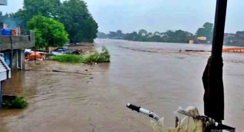 अनेक घरात पाणी शिरले. त्यामुळे मोठं नुकसान झालं आहे. दोन्ही पुलावरुन मोठया प्रमाणावर पाणी वाहत असल्याने चाळीसगाव शहरातून औरंगाबादकडे जाणारा मार्ग बंद झाला आहे.