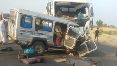 क्रुझर आणि ट्रेलरची समोरासमोर धडक, भीषण अपघातात 11 भाविकांचा मृत्यू