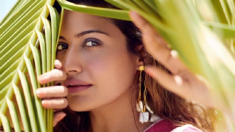 सोशल मीडियावर सक्रिय असलेली सुरभी आपल्या ग्लॅमरस लूकने चाहत्यांच्या मनावर राज्य करते.