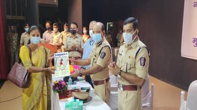 दागिने, वस्तू, ऑटो रिक्षा, कार, नवी मुंबई पोलिसांनी चोरी गेलेल्या 1 कोटी रुपयांच्या नागरिकांना परत केल्या