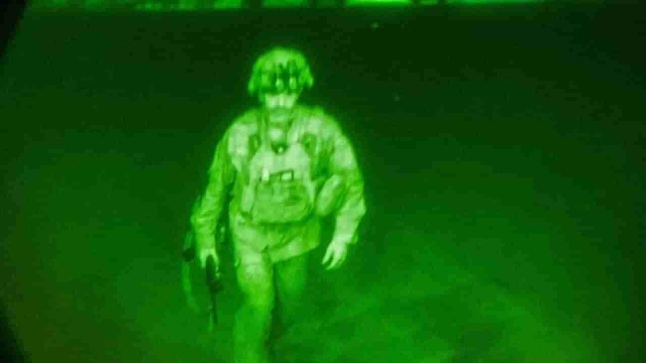 US troops exit : सर्वात शेवटी अफगाणिस्तानची भूमी सोडली, कोण आहे अमेरिकेचा आर्मी जनरल?