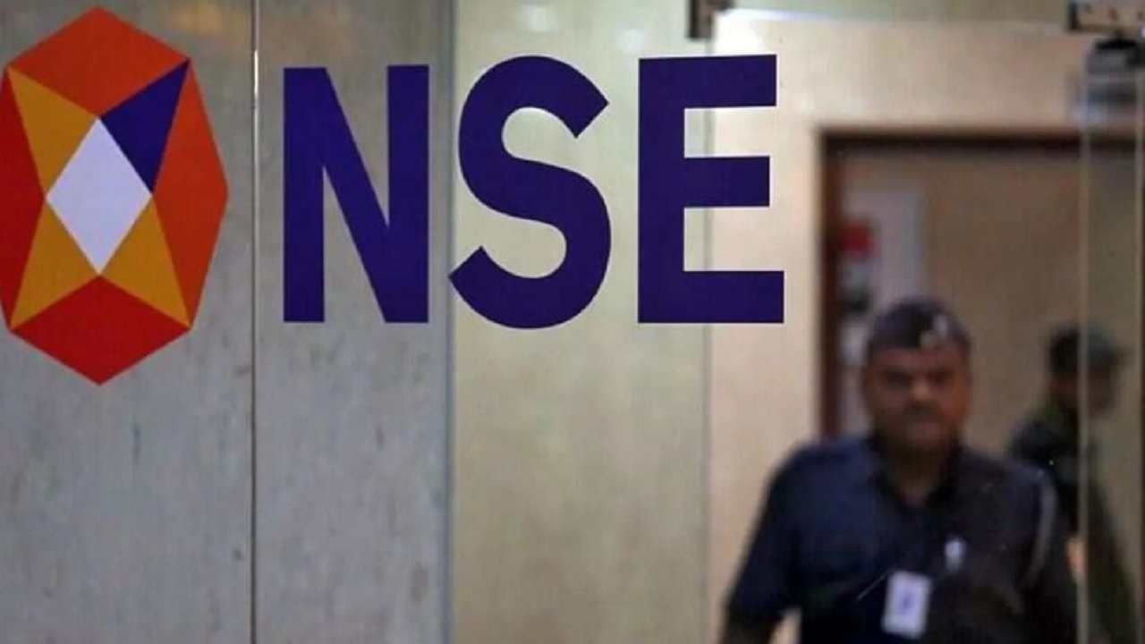 शेअर बाजाराच्या कामकाजावर नजर ठेवणारी संस्था सेबीने (SEBI-Securities and Exchange Board of India) काही नियम बदललेत. नवीन नियम 1 सप्टेंबरपासून लागू झालेत. सहसा शेअर बाजारात शेअर्स खरेदी आणि विक्री करताना दलाल मार्जिन देतात. जर तुम्हाला सोप्या शब्दात समजले तर तुम्ही तुमच्या ट्रेडिंग खात्यात 10 हजार रुपये ठेवलेत. त्यामुळे ग्राहक 10 पट मार्जिनसह 1 लाख रुपयांपर्यंतचे शेअर्स सहज खरेदी करू शकत होते. पण आता हे नियम पूर्णपणे बदललेत. हे एक उदाहरण म्हणून समजून घेऊया.