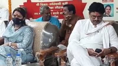 VIDEO : एकाच व्यासपीठावर शेजारी बसले, ना एकमेकांकडे पाहिलं, ना बोलले, भाषणाची वेळ येताच जोरदार टोलेबाजी!