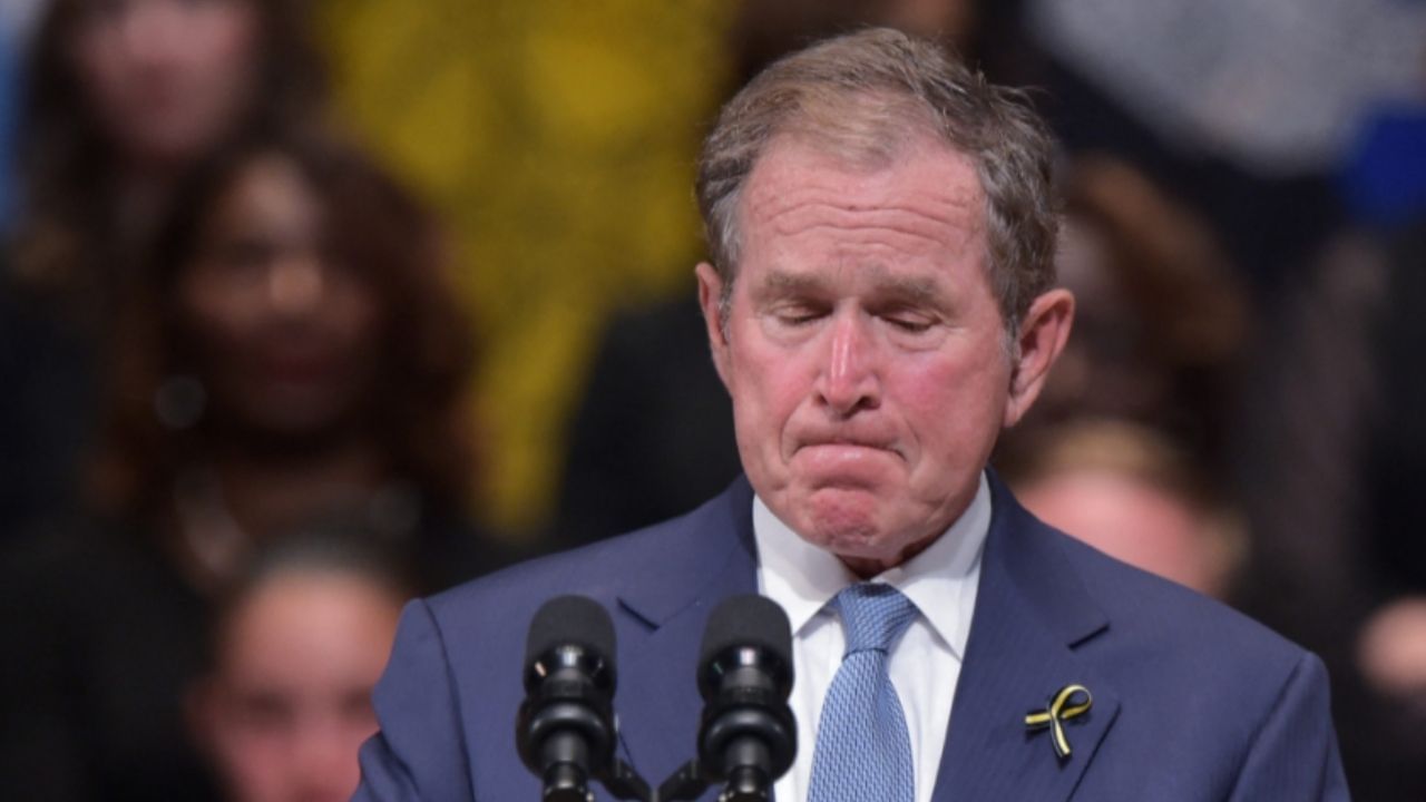 जॉर्ज डब्लू. बुश (George W. Bush Afghan War) अमेरिकेचे अध्यक्ष असताना या युद्धाला सुरुवात झाली. तेव्हा त्यांच्यावर 2003 मध्ये इराकवर आक्रमणाऐवजी अफगाणिस्तानवर लक्ष्य केंद्रित केल्याचा आणि तिथंच सर्व संसाधन वापरल्याचा आरोप झाला.